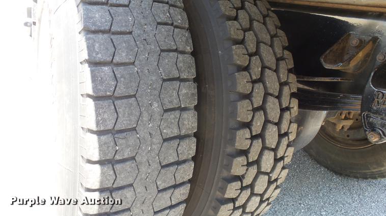 image for item DE7159 2008 Peterbilt 335 dump truck