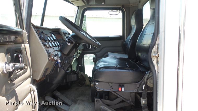 image for item DE7161 2005 Peterbilt 335 dump truck