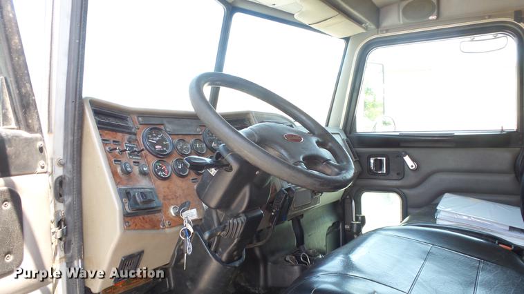 image for item DE7161 2005 Peterbilt 335 dump truck