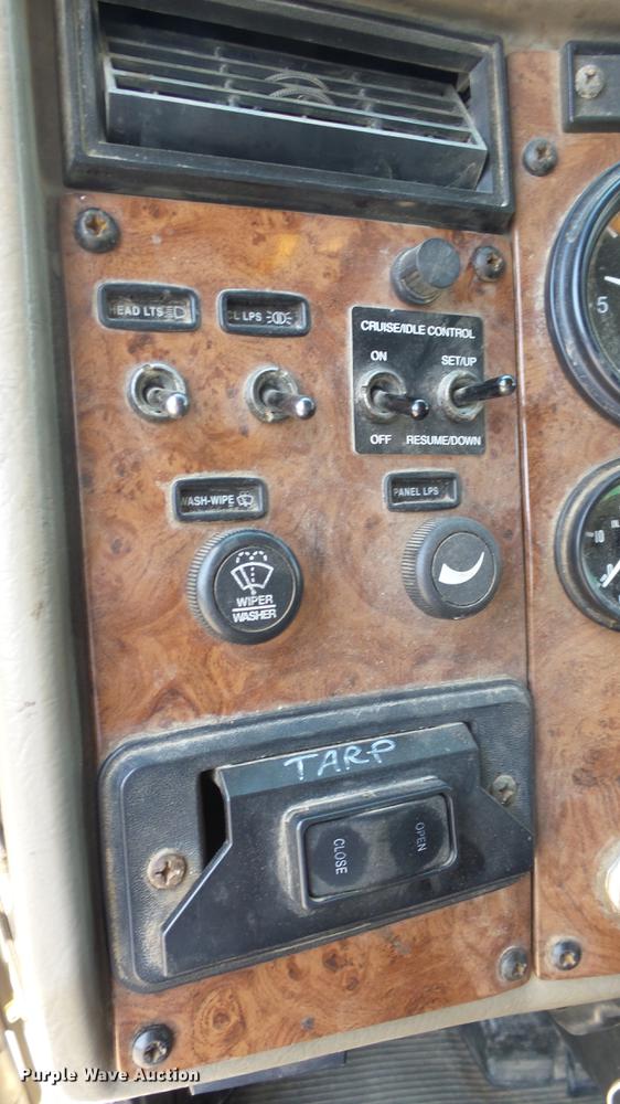 image for item DE7161 2005 Peterbilt 335 dump truck