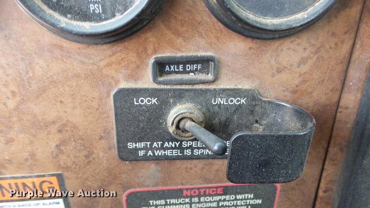 image for item DE7161 2005 Peterbilt 335 dump truck