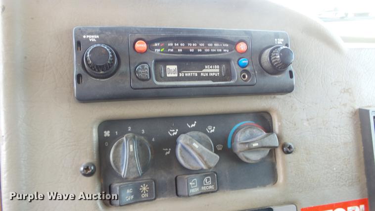 image for item DE7161 2005 Peterbilt 335 dump truck