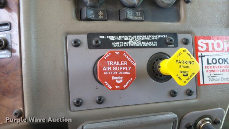 image for item DE7161 2005 Peterbilt 335 dump truck