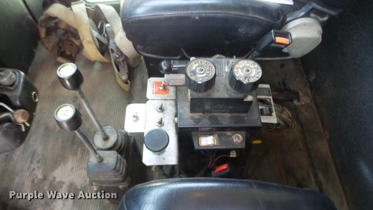 image for item DE7161 2005 Peterbilt 335 dump truck