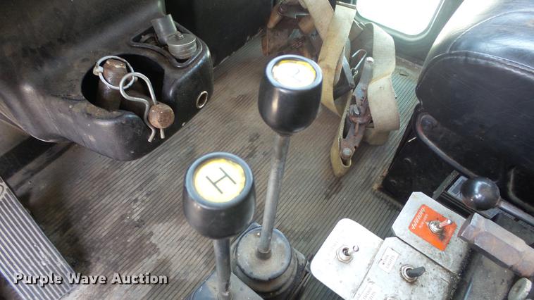 image for item DE7161 2005 Peterbilt 335 dump truck