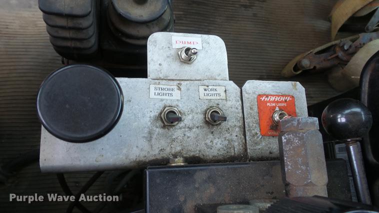 image for item DE7161 2005 Peterbilt 335 dump truck