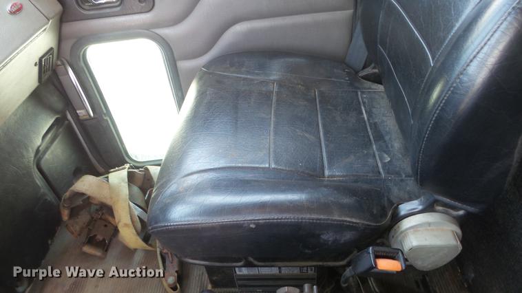 image for item DE7161 2005 Peterbilt 335 dump truck