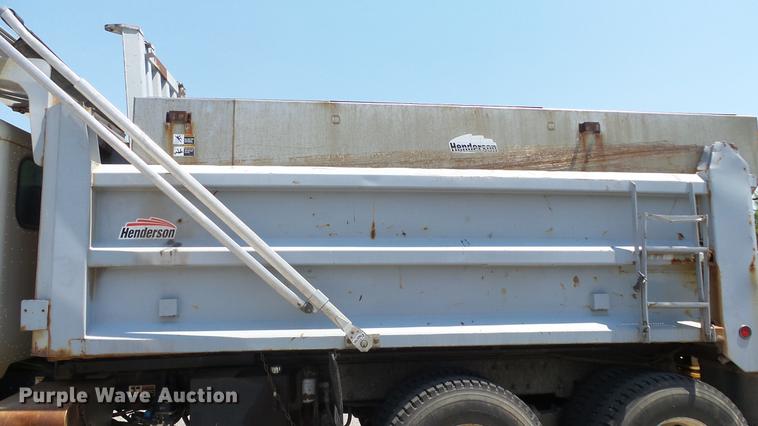 image for item DE7161 2005 Peterbilt 335 dump truck