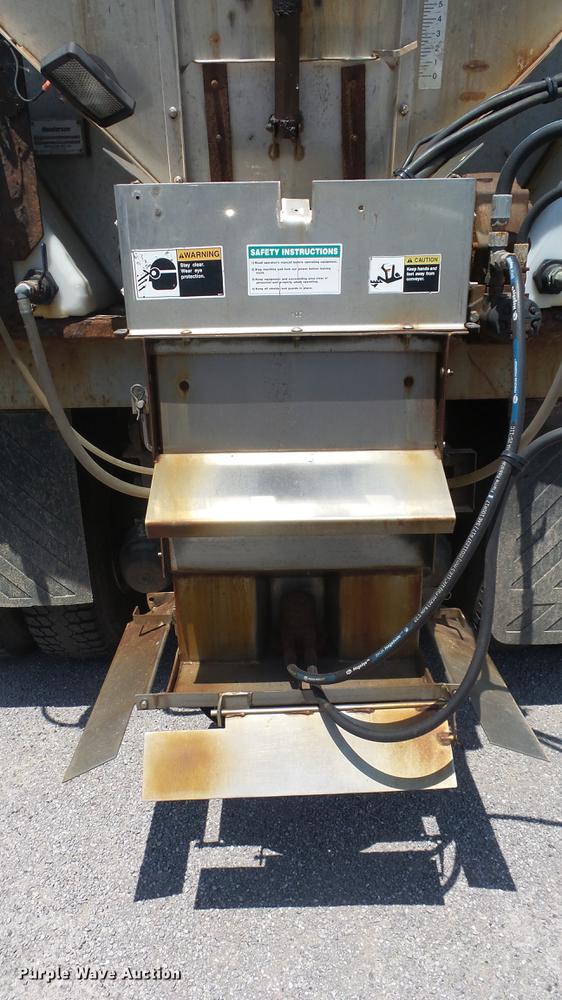 image for item DE7161 2005 Peterbilt 335 dump truck