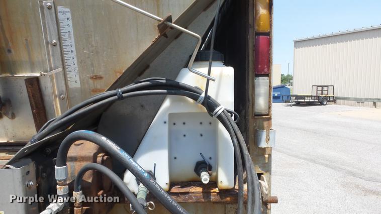 image for item DE7161 2005 Peterbilt 335 dump truck