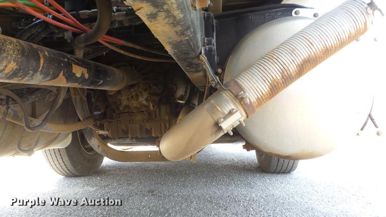 image for item DE7161 2005 Peterbilt 335 dump truck