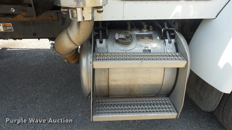 image for item DE7161 2005 Peterbilt 335 dump truck