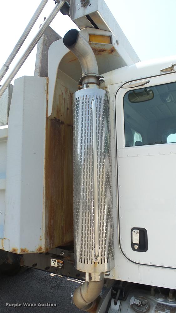 image for item DE7161 2005 Peterbilt 335 dump truck