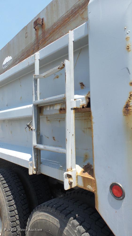 image for item DE7161 2005 Peterbilt 335 dump truck