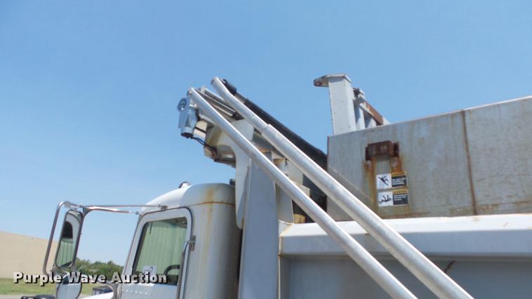 image for item DE7161 2005 Peterbilt 335 dump truck