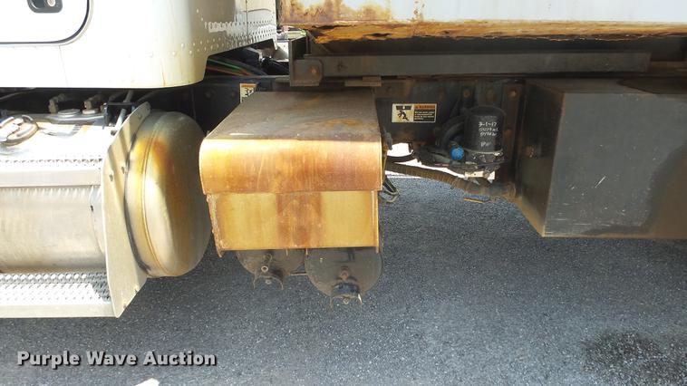 image for item DE7161 2005 Peterbilt 335 dump truck