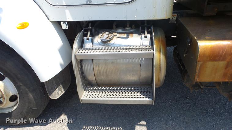 image for item DE7161 2005 Peterbilt 335 dump truck