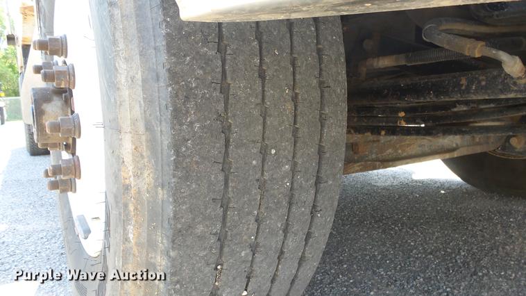 image for item DE7161 2005 Peterbilt 335 dump truck