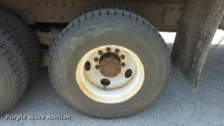 image for item DE7161 2005 Peterbilt 335 dump truck