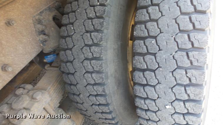 image for item DE7161 2005 Peterbilt 335 dump truck