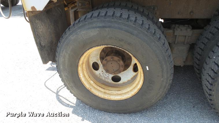 image for item DE7161 2005 Peterbilt 335 dump truck