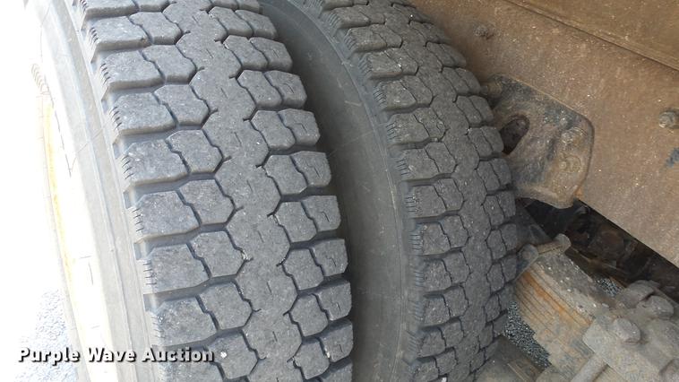 image for item DE7161 2005 Peterbilt 335 dump truck