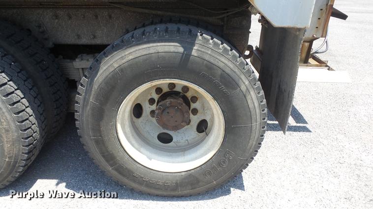 image for item DE7161 2005 Peterbilt 335 dump truck