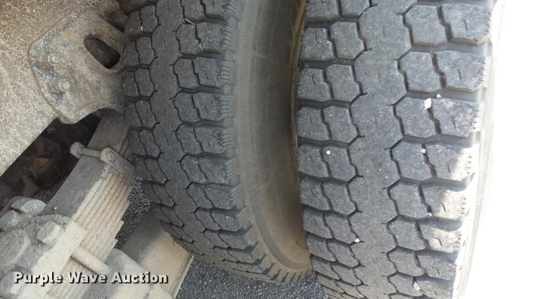 image for item DE7161 2005 Peterbilt 335 dump truck