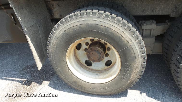 image for item DE7161 2005 Peterbilt 335 dump truck