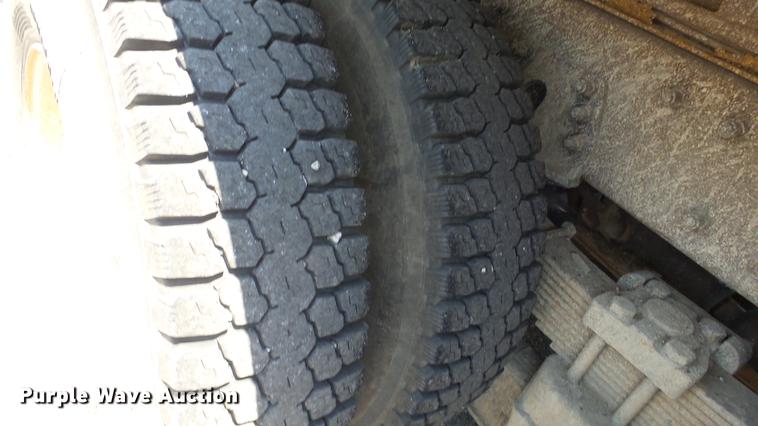 image for item DE7161 2005 Peterbilt 335 dump truck