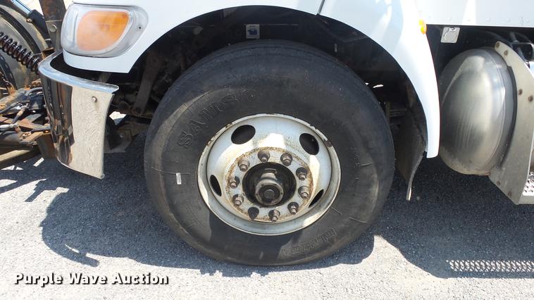 image for item DE7161 2005 Peterbilt 335 dump truck