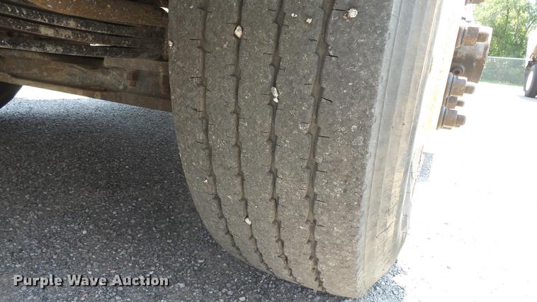 image for item DE7161 2005 Peterbilt 335 dump truck