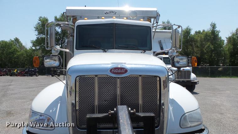 image for item DE7161 2005 Peterbilt 335 dump truck