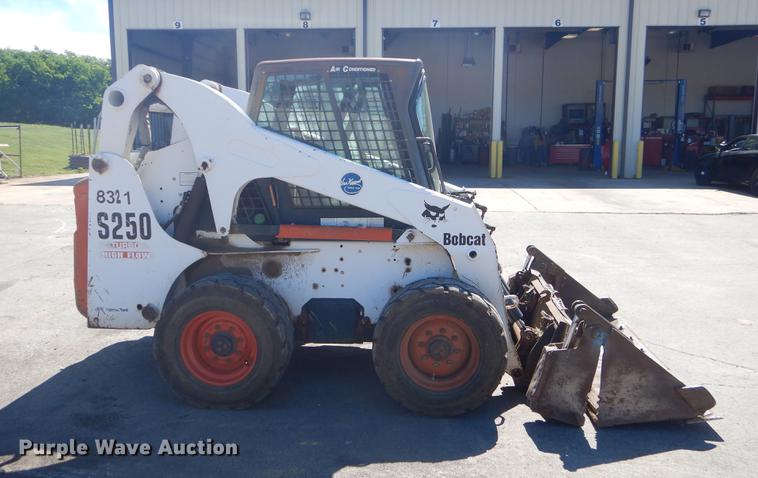 image for item EI9224 2003 Bobcat S250 skid steer