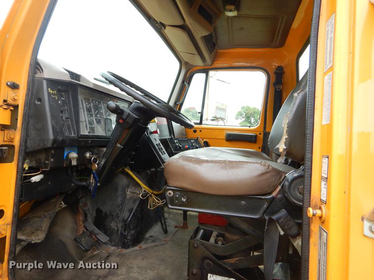 image for item EK9516 2001 International 4900 dump truck