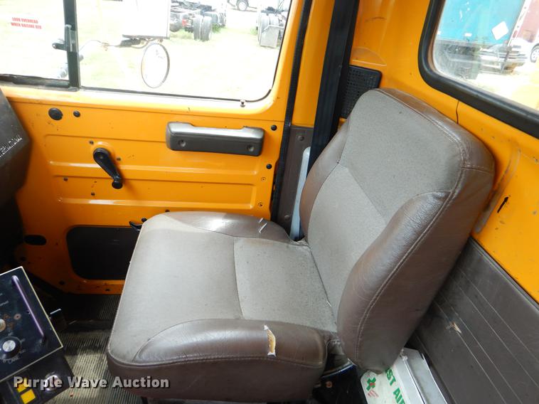 image for item EK9516 2001 International 4900 dump truck