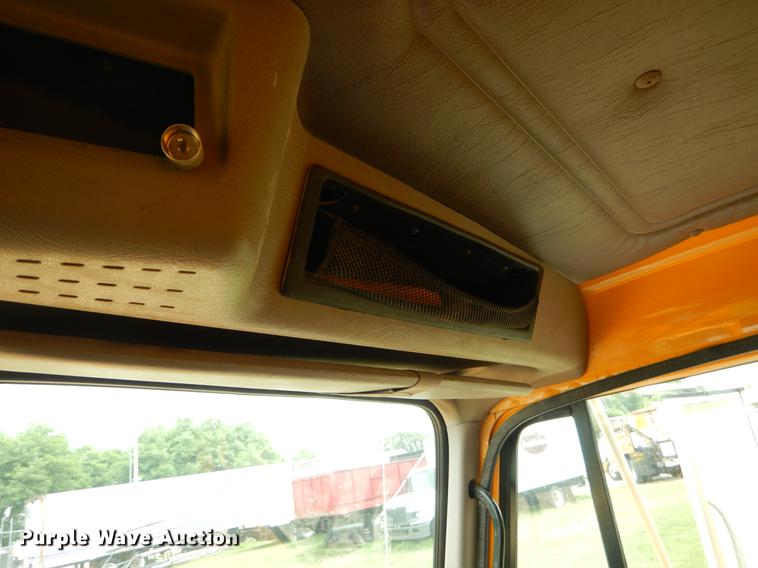 image for item EK9516 2001 International 4900 dump truck