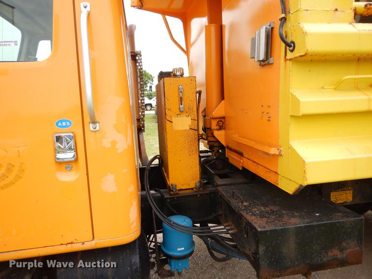 image for item EK9516 2001 International 4900 dump truck