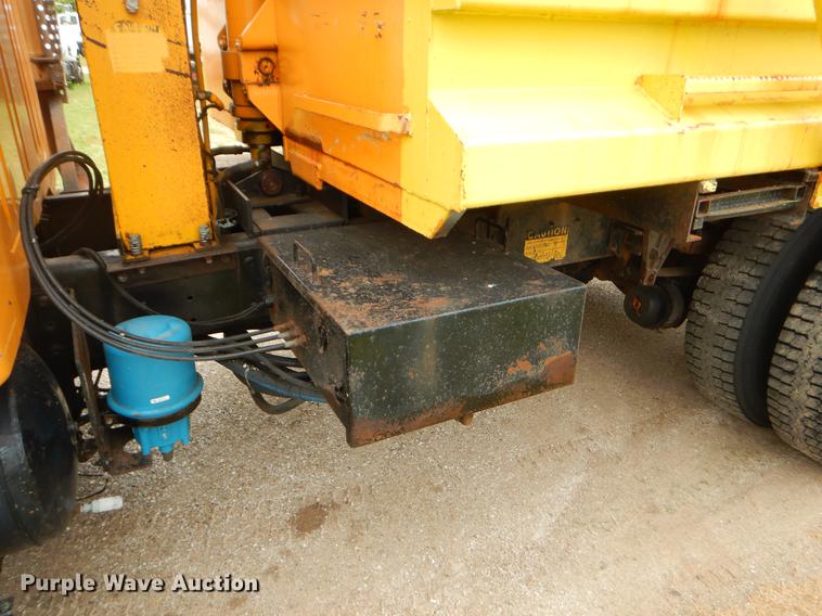 image for item EK9516 2001 International 4900 dump truck