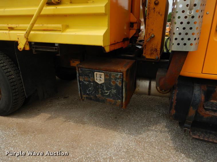 image for item EK9516 2001 International 4900 dump truck