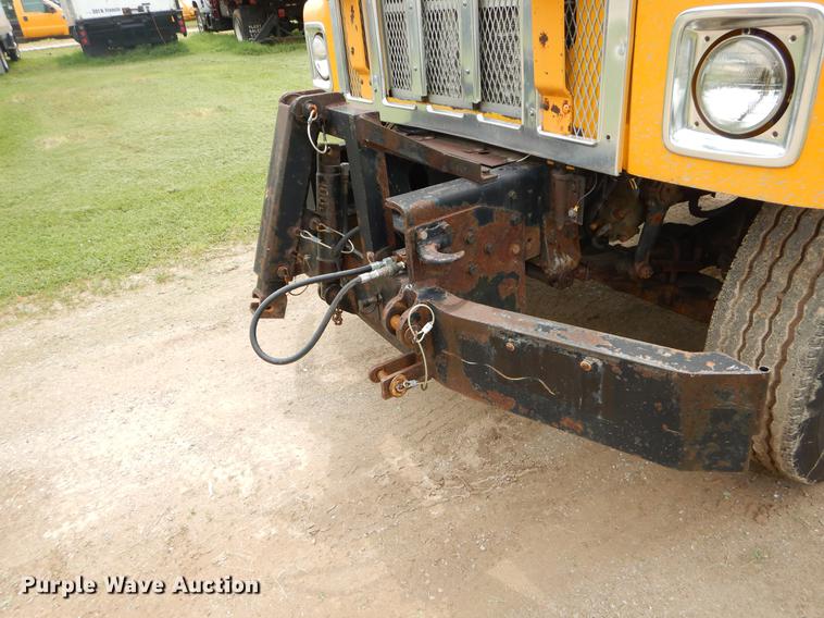 image for item EK9517 2002 International 2554 dump truck