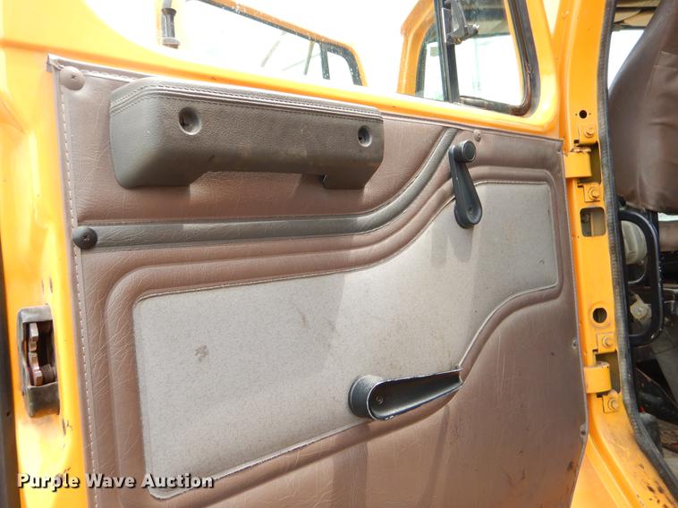 image for item EK9518 2002 International 4900 Crew Cab dump truck