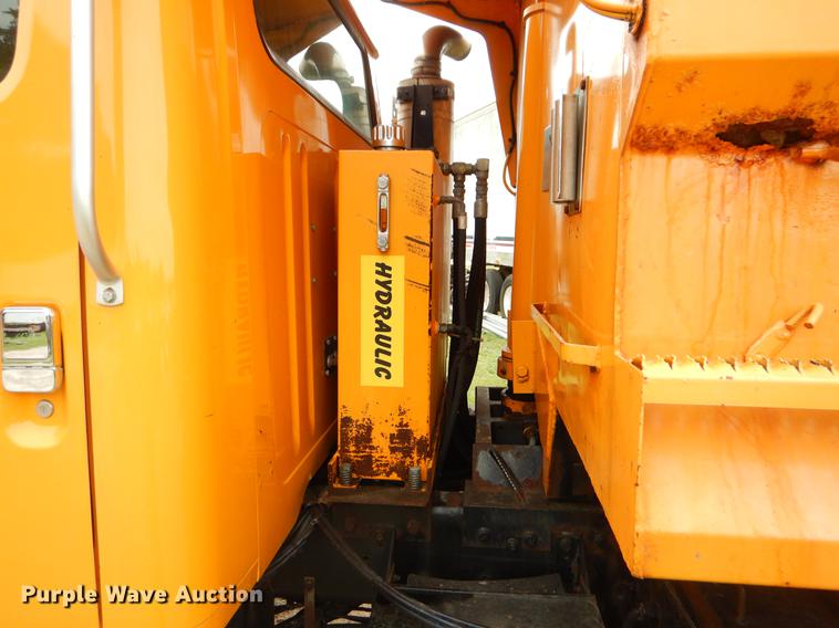 image for item EK9518 2002 International 4900 Crew Cab dump truck