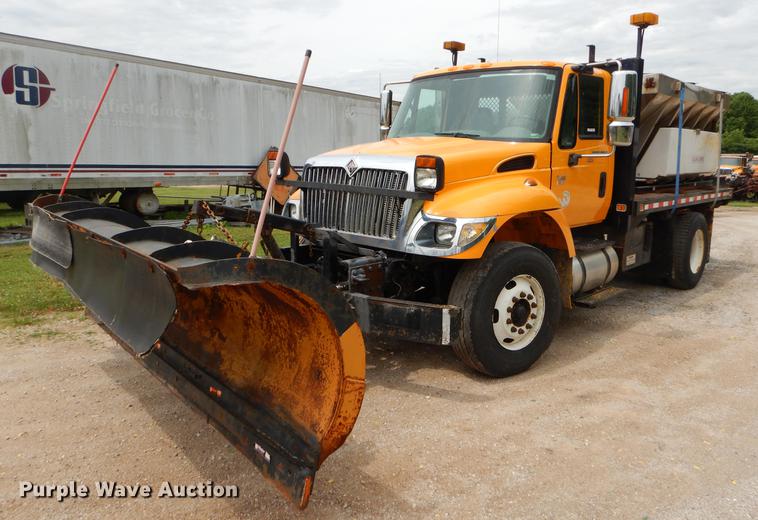 image for item EK9520 2005 International 7400 flatbed truck