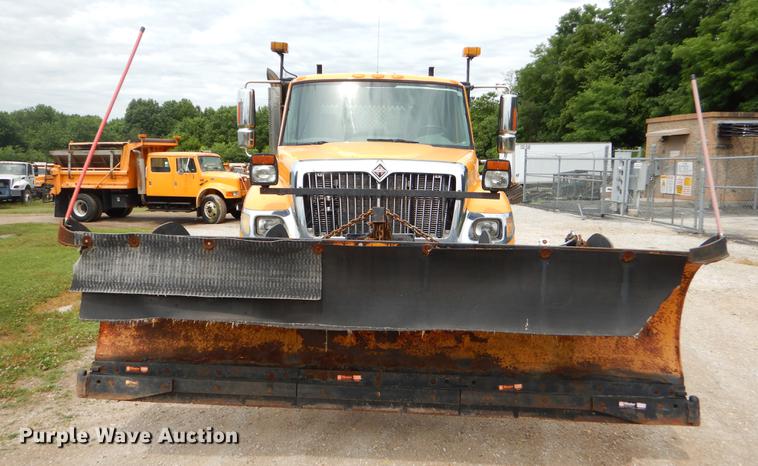 image for item EK9520 2005 International 7400 flatbed truck