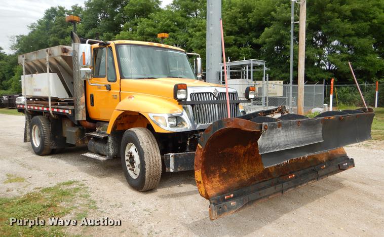 image for item EK9520 2005 International 7400 flatbed truck