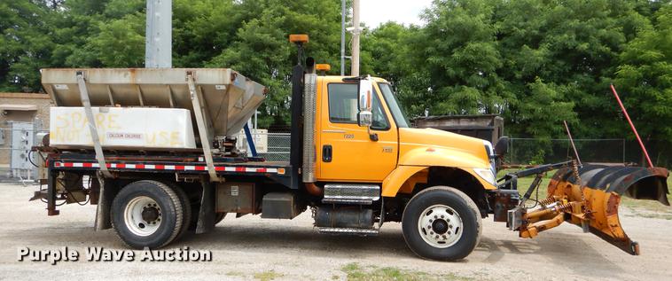 image for item EK9520 2005 International 7400 flatbed truck
