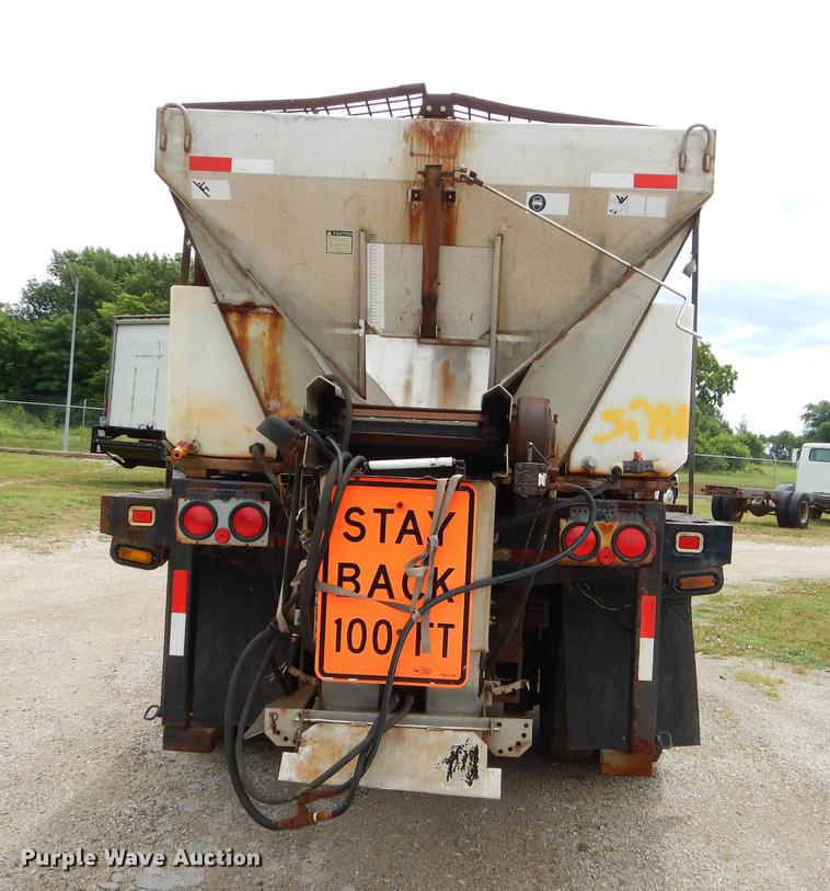 image for item EK9520 2005 International 7400 flatbed truck