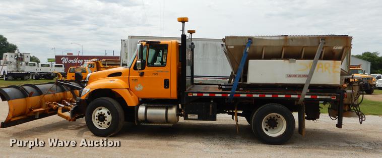 image for item EK9520 2005 International 7400 flatbed truck