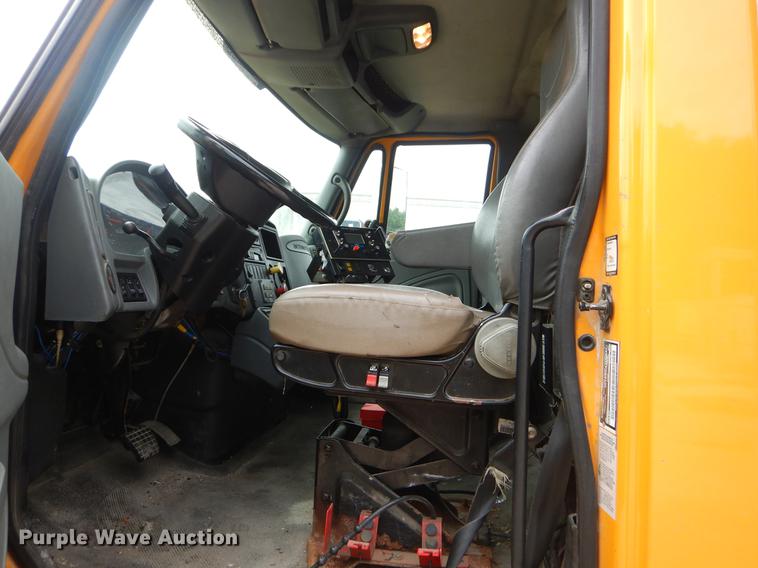 image for item EK9520 2005 International 7400 flatbed truck